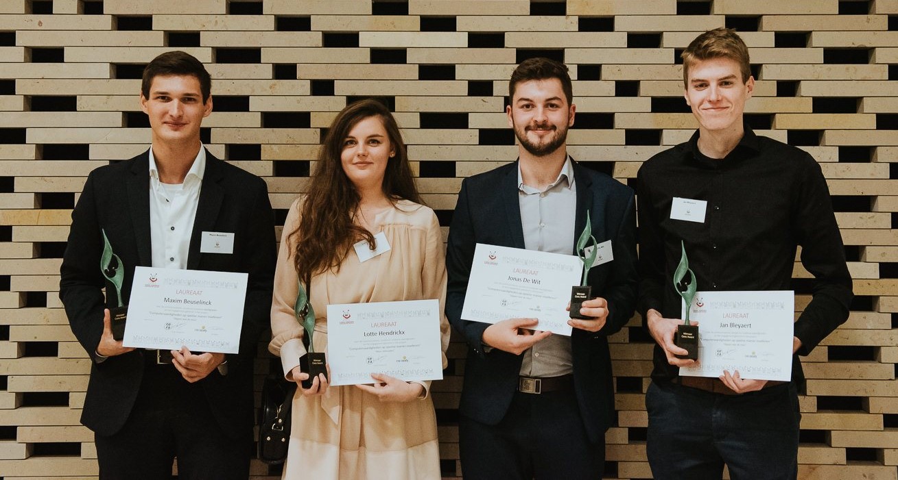 Vier studenten van Webtechnologie die in 2019 de CERA Award for Social Innovation wonnen (Lotte Hendrickx is tweede van links)
