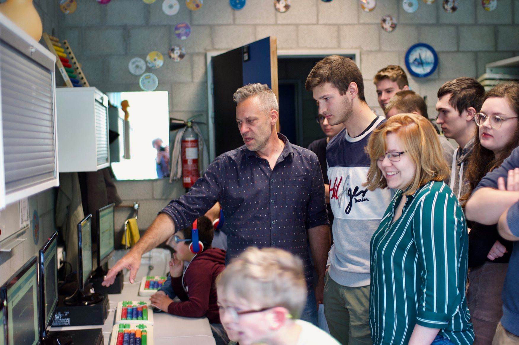 Tony Pijls geeft feedback aan de studenten van Webtechnologie